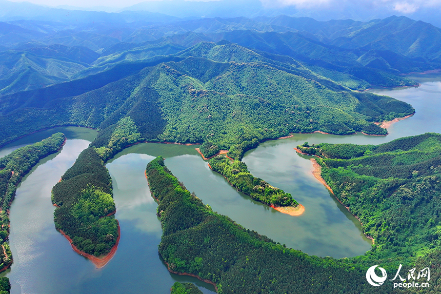 贛州市大余縣油羅口水庫周邊群山環抱，林木蔥郁。人民網 朱海鵬攝