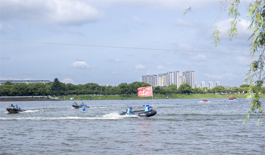 水上救援演練。