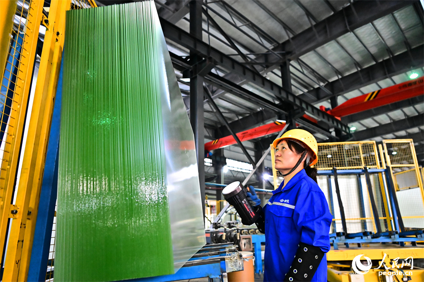 贛州市定南縣的一家新材料企業生產車間，工人在檢查光伏玻璃產品品質。人民網 朱海鵬攝