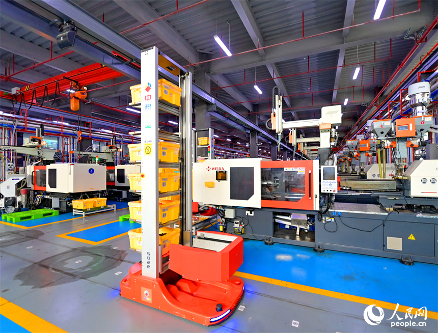 瑞金市經濟技術開發區5G數字產業園，智能自動導引車在車間里來回穿行運送生產物料。人民網 朱海鵬攝