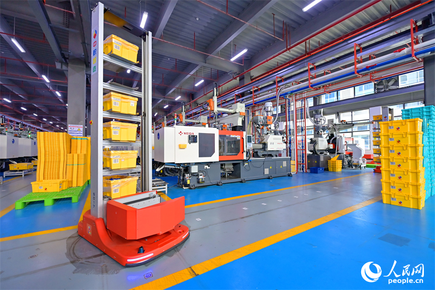 瑞金市經濟技術開發區5G數字產業園，智能自動導引車在車間里來回穿行運送生產物料。人民網 朱海鵬攝