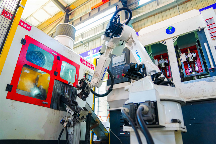 車間內，機械手臂正在焊接。郭昊攝