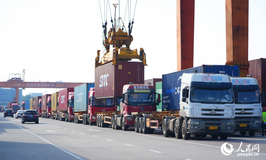 南昌國際陸港貨場，龍門吊在裝運進出口貨物集裝箱。人民網記者 毛思遠攝