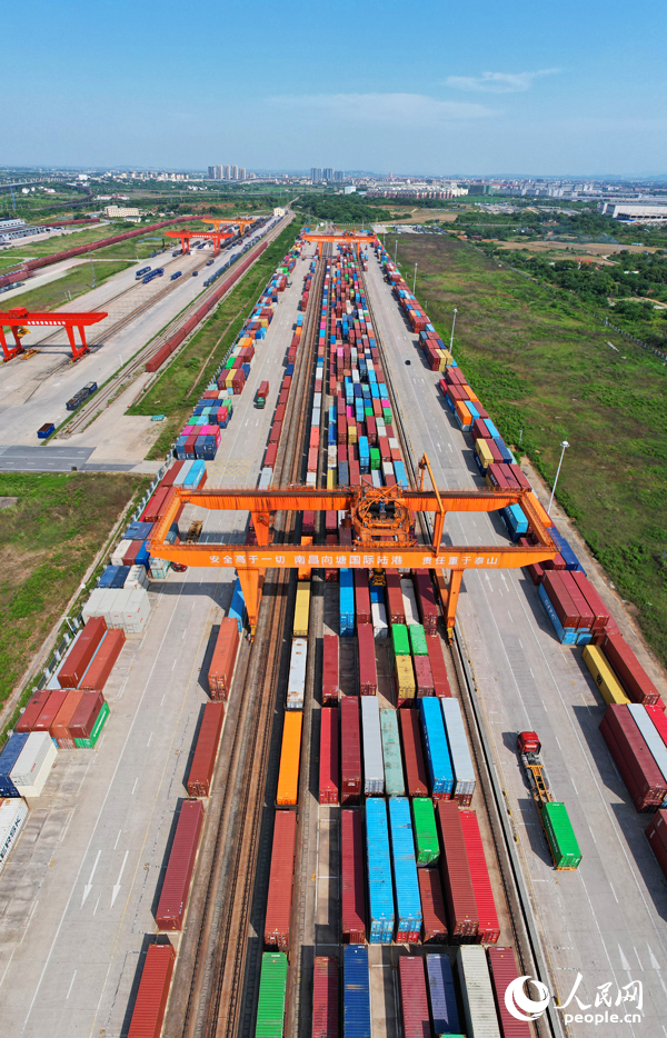 南昌國際陸港貨場，龍門吊在裝運進出口貨物集裝箱，一派繁忙有序的景象。人民網記者 毛思遠攝