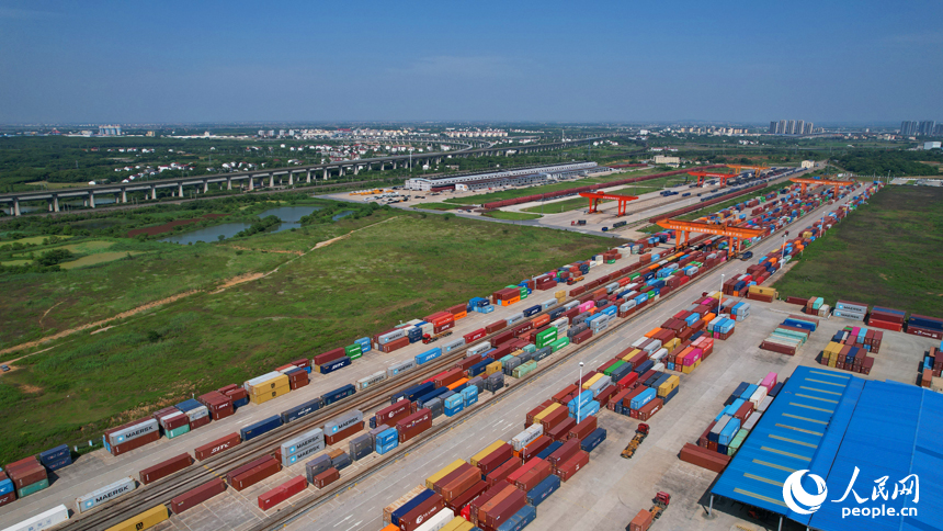 南昌國際陸港貨場，龍門吊在裝運進出口貨物集裝箱，一派繁忙有序的景象。人民網記者 毛思遠攝