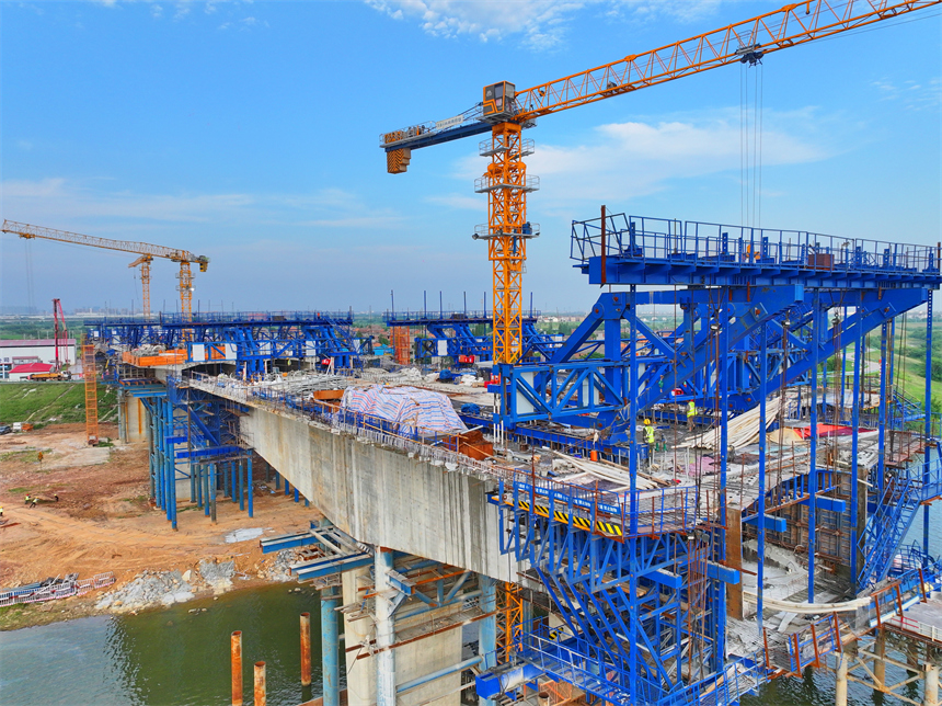 南昌市南昌縣富山鄉昌南特大橋施工現場，工人在加緊推進跨江橋梁建設。人民網 朱海鵬攝