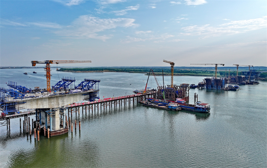 南昌市南昌縣富山鄉昌南特大橋施工現場，工人在加緊推進跨江橋梁建設。人民網 朱海鵬攝
