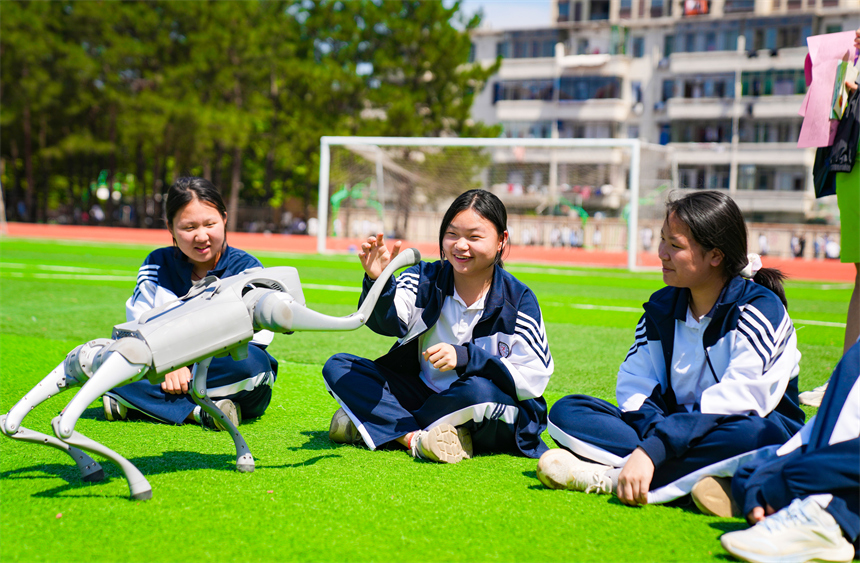 大課間活動時，學生們正在與機器狗進行“人機互動”。郭昊攝