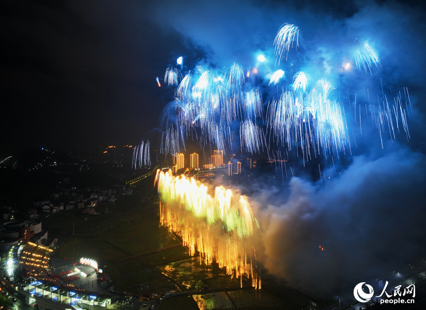 上栗縣花炮文化博覽園內煙花綻放。人民網記者 時雨攝