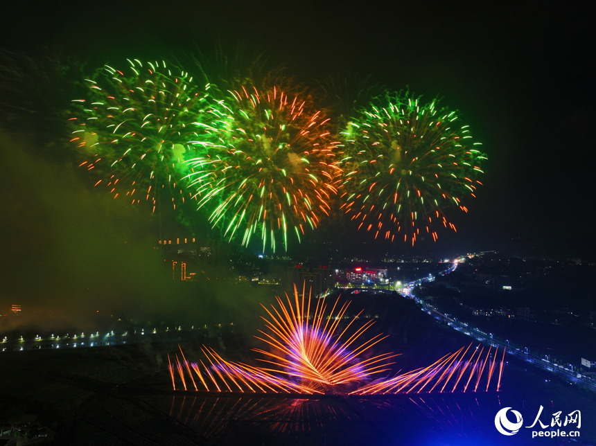 上栗縣花炮文化博覽園內煙花綻放。人民網記者 時雨攝