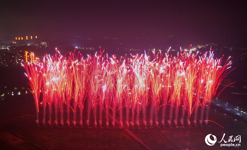 上栗縣花炮文化博覽園內煙花綻放。人民網記者 時雨攝