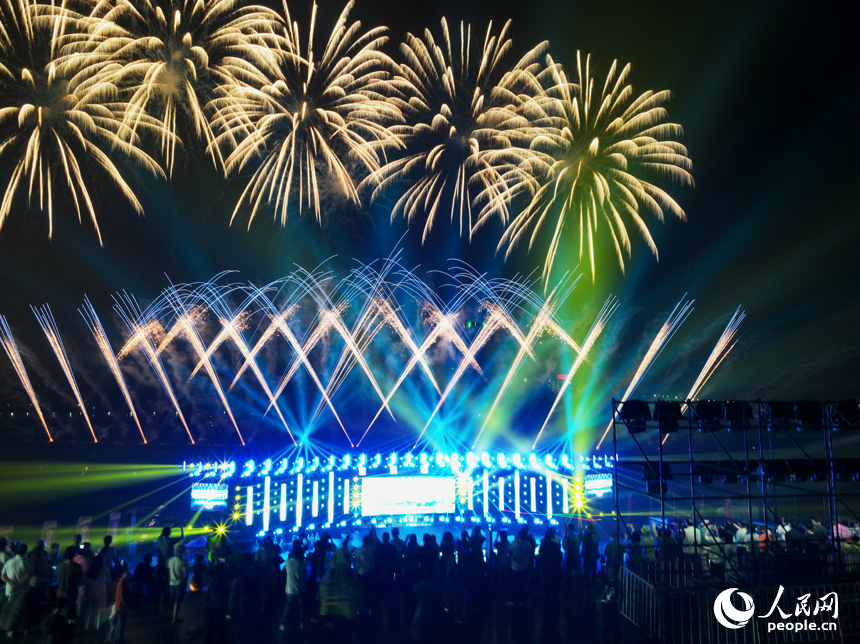 上栗縣花炮文化博覽園內煙花綻放。人民網記者 時雨攝