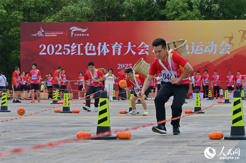 “紅動江西”紅色運動會參賽運動員在進行物資運輸投擲賽比拼。人民網 朱海鵬攝