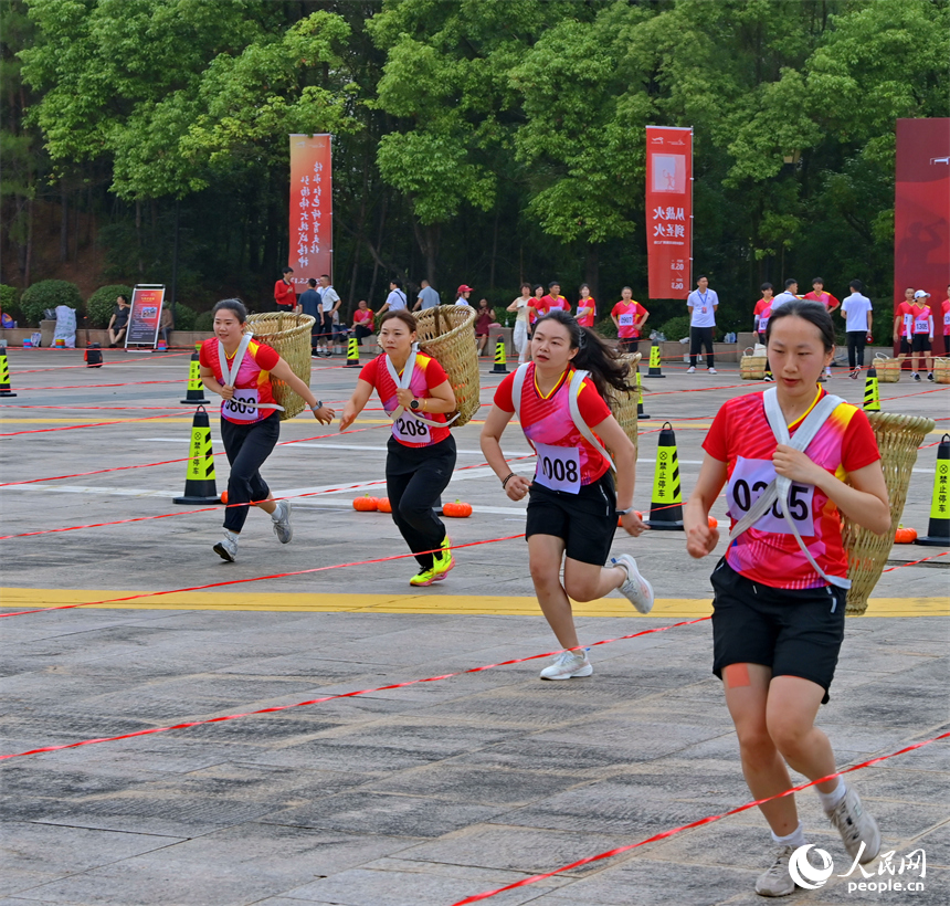 “紅動江西”紅色運動會參賽運動員在進行物資運輸投擲賽比拼。人民網 朱海鵬攝