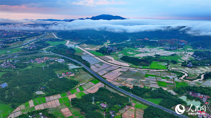 吉安市吉水縣文峰鎮葛山村，山巒起伏、水潤田疇、云霧繚繞，構成一幅初夏美麗鄉村田園圖景。人民網 朱海鵬攝
