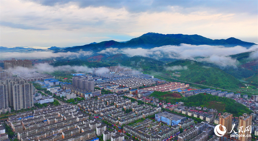 吉安市吉水縣城上空云霧繚繞，城市建筑、道路、橋梁、田園、河流在云霧的籠罩下，若隱若現，宛如仙境。人民網 朱海鵬攝