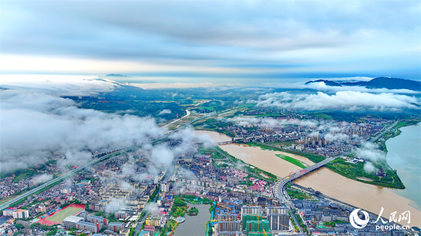 吉安市吉水縣城上空云霧繚繞，城市建筑、道路、橋梁、田園、河流在云霧的籠罩下，若隱若現，宛如仙境。人民網 朱海鵬攝