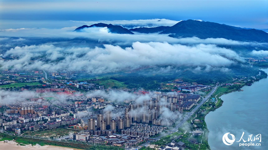 吉安市吉水縣城上空云霧繚繞，城市建筑、道路、橋梁、田園、河流在云霧的籠罩下，若隱若現，宛如仙境。人民網 朱海鵬攝
