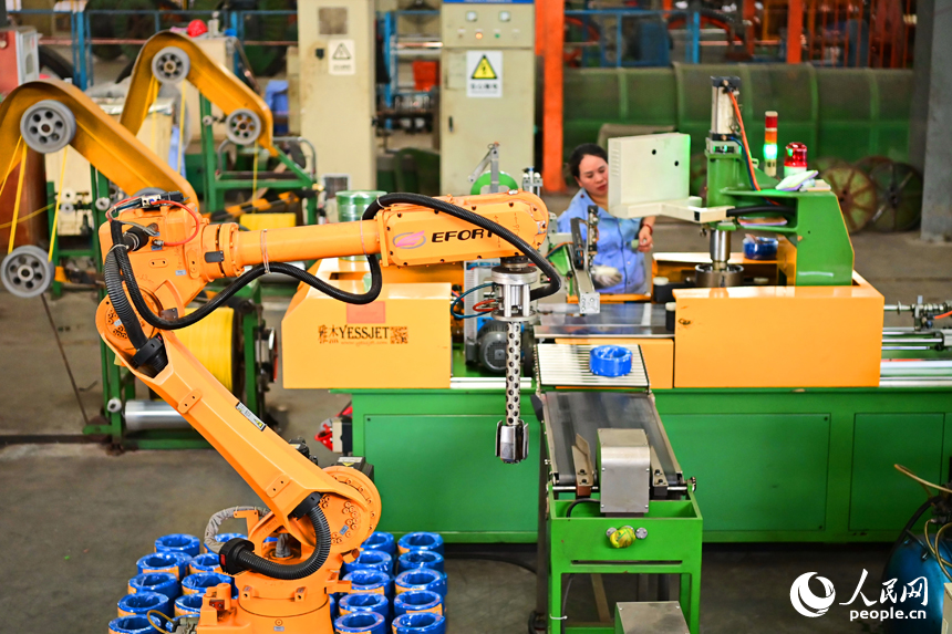 瑞金市經濟開發區的一家電線電纜企業智能制造車間內，工人在生產線上趕制出口的銅線訂單產品。人民網 朱海鵬攝