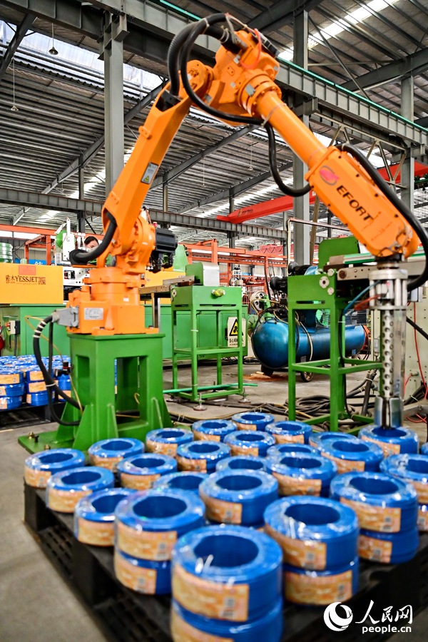 瑞金市經濟開發區的一家電線電纜企業智能制造車間內，工人在生產線上趕制出口的銅線訂單產品。人民網 朱海鵬攝