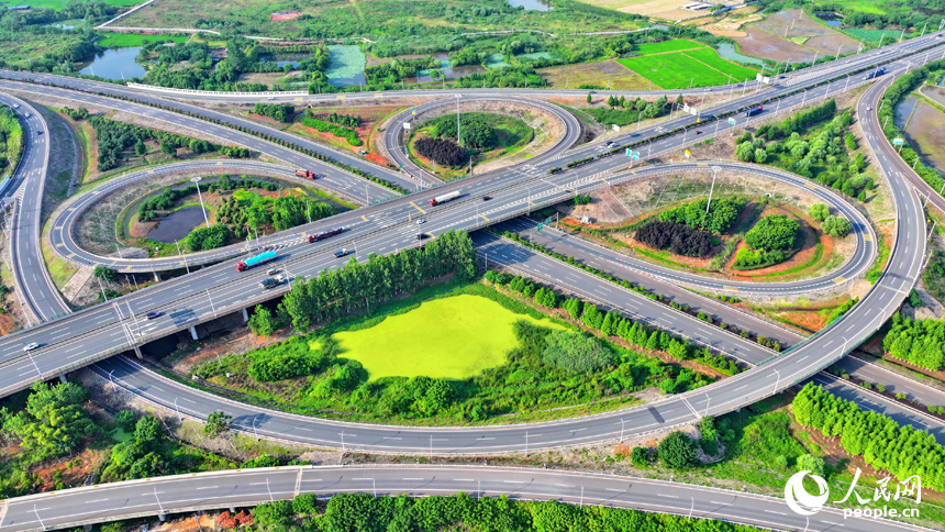 南昌市南昌縣沿江南大道快速路與G6021杭長高速公路互通立交橋上，車輛往來穿梭。人民網 朱海鵬攝