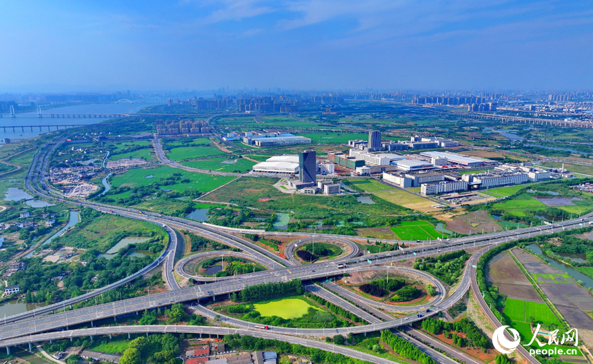 南昌市南昌縣沿江南大道快速路與G6021杭長高速公路互通立交橋上，車輛往來穿梭。人民網 朱海鵬攝