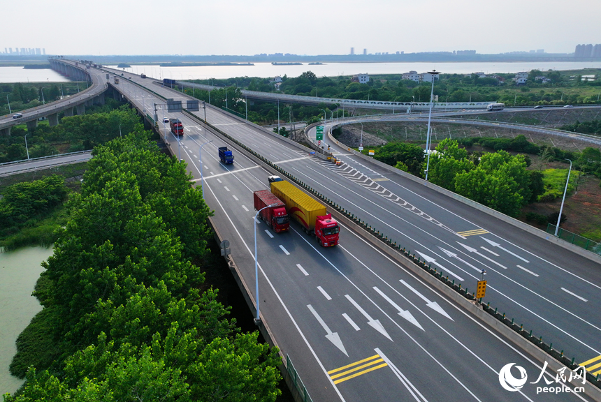 南昌市南昌縣沿江南大道快速路與G6021杭長高速公路互通立交橋上，車輛往來穿梭。人民網 朱海鵬攝