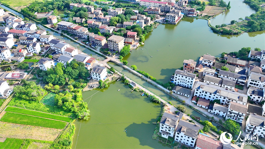 南昌市南昌縣富山鄉灘上村，田園碧水環繞、農房錯落有致，夏日鄉村美景怡人。人民網 朱海鵬攝