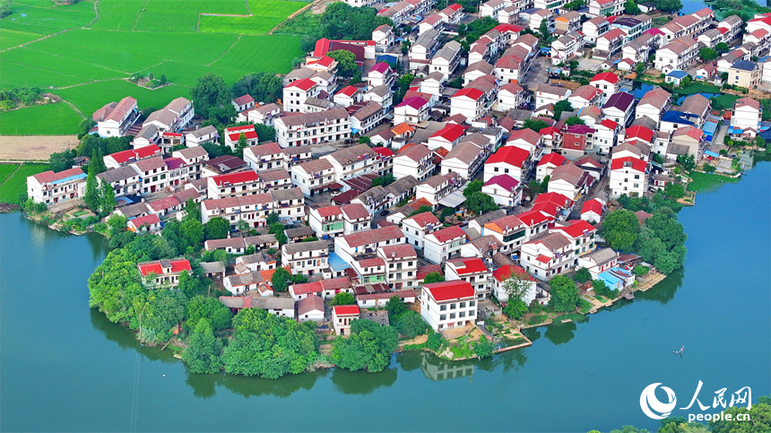 南昌市南昌縣富山鄉灘上村，田園碧水環繞、農房錯落有致，夏日鄉村美景怡人。人民網 朱海鵬攝