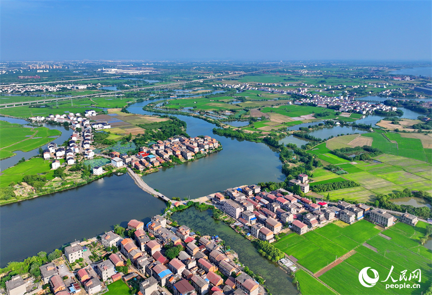 南昌市南昌縣富山鄉灘上村，田園碧水環繞、農房錯落有致，夏日鄉村美景怡人。人民網 朱海鵬攝