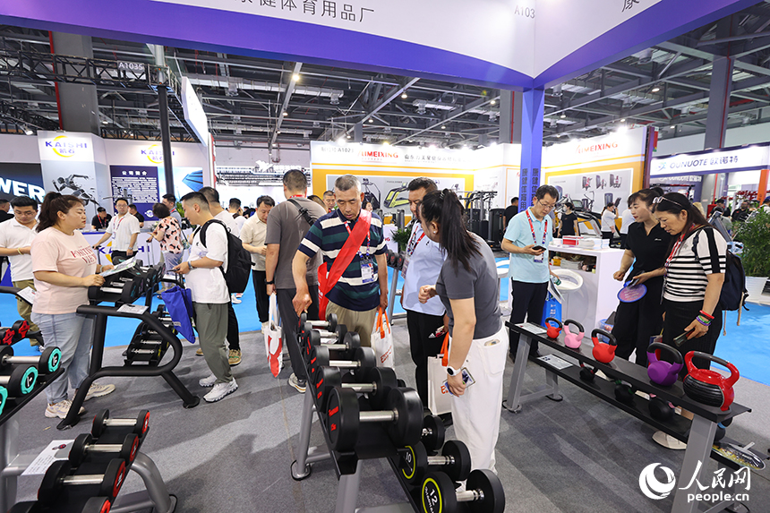 2025（第42屆）中國國際體育用品博覽會在南昌紅谷灘區開幕。觀展的國內外體育愛好者正在了解并體驗體育器械。人民網記者 時雨攝