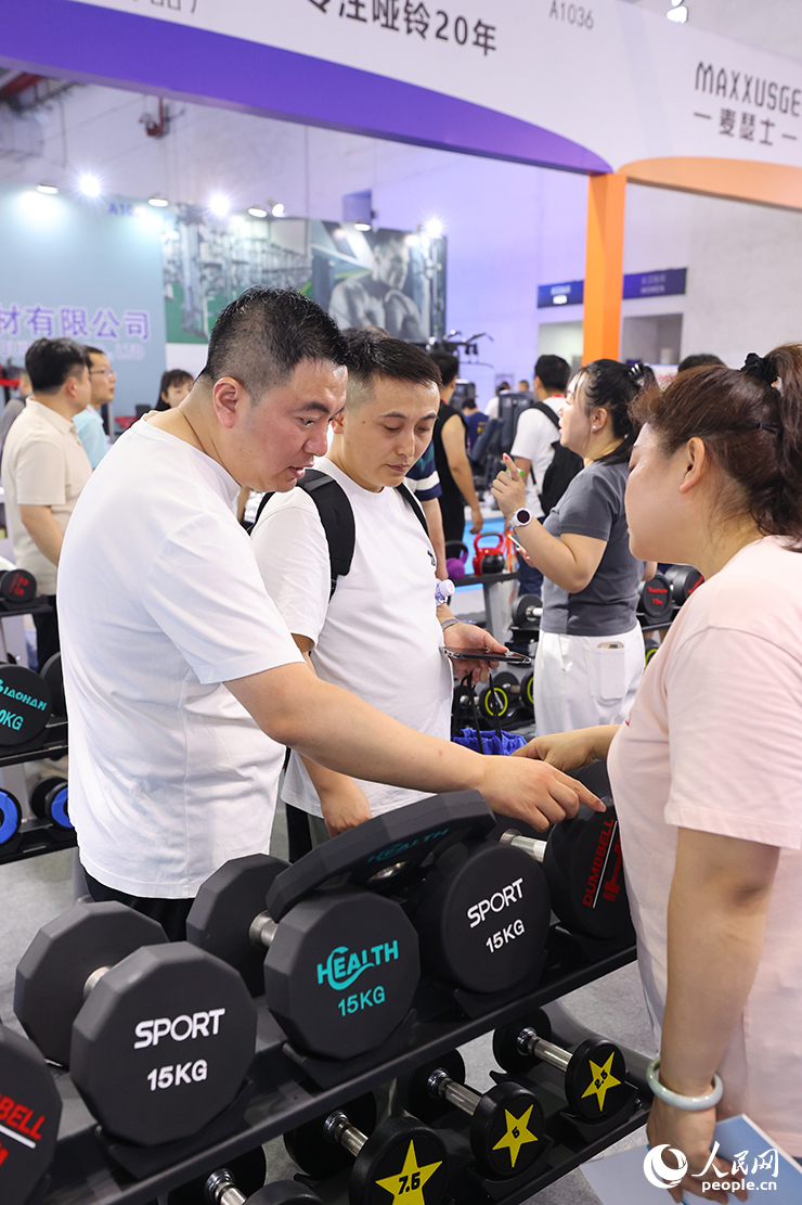 2025（第42屆）中國國際體育用品博覽會在南昌紅谷灘區開幕。觀展的國內外體育愛好者正在了解并體驗體育器械。人民網記者 時雨攝