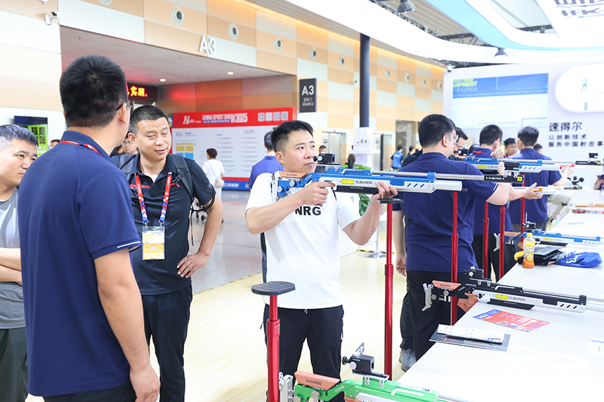 2025（第42屆）中國國際體育用品博覽會在南昌紅谷灘區開幕。觀展的國內外體育愛好者正在了解并體驗體育器械。人民網記者 時雨攝