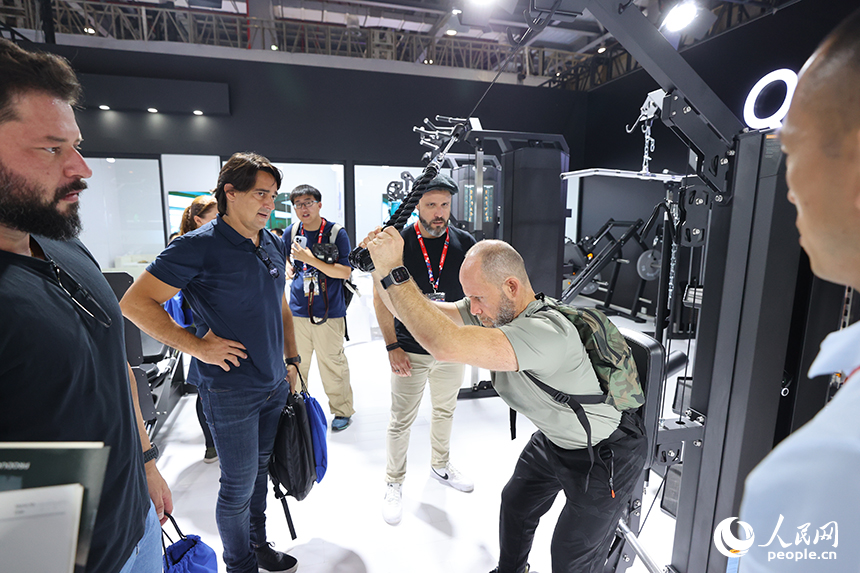 2025（第42屆）中國國際體育用品博覽會在南昌紅谷灘區開幕。觀展的國內外體育愛好者正在了解并體驗體育器械。人民網記者 時雨攝