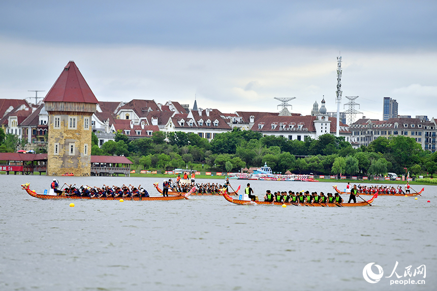 南昌紅谷灘九龍湖的湖面上，一艘艘龍舟在賽道上劈波斬浪展開激烈角逐。人民網記者 時雨攝