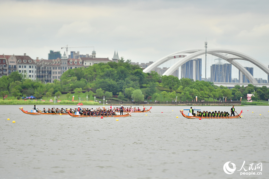 南昌紅谷灘九龍湖的湖面上，一艘艘龍舟在賽道上劈波斬浪展開激烈角逐。人民網記者 時雨攝