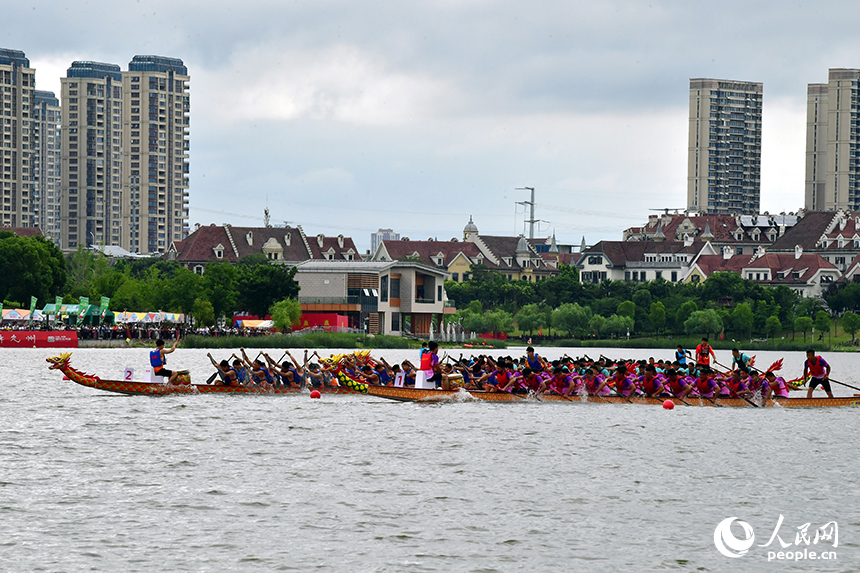南昌紅谷灘九龍湖的湖面上，一艘艘龍舟在賽道上劈波斬浪展開激烈角逐。人民網記者 時雨攝