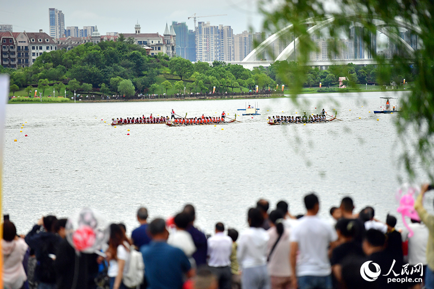南昌紅谷灘九龍湖的湖面上，一艘艘龍舟在賽道上劈波斬浪展開激烈角逐。人民網記者 時雨攝