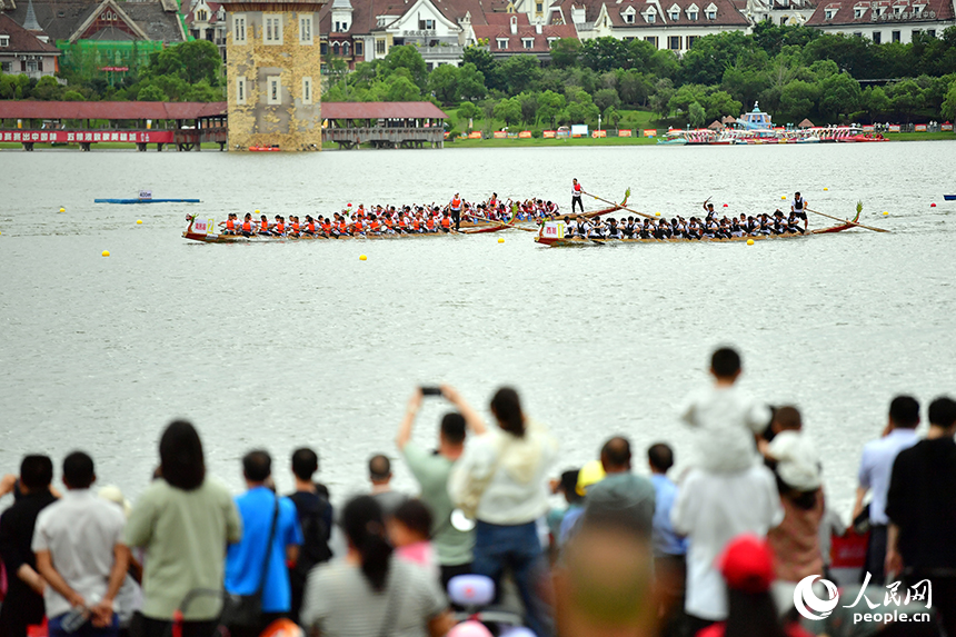 南昌紅谷灘九龍湖的湖面上，一艘艘龍舟在賽道上劈波斬浪展開激烈角逐。人民網記者 時雨攝