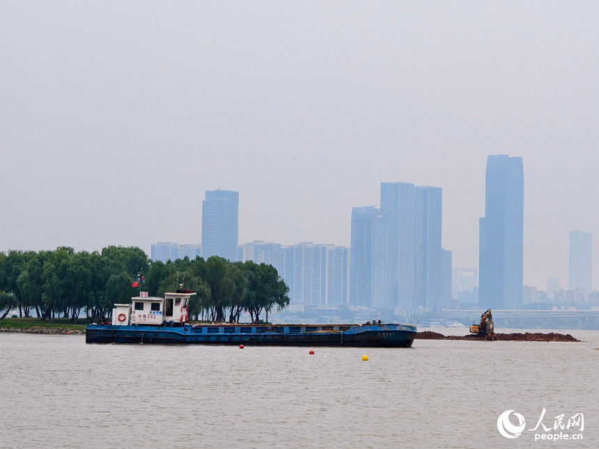 南昌正在加緊建設“兩灘七灣”天然泳場，預計暑假期間開放。人民網記者 時雨攝