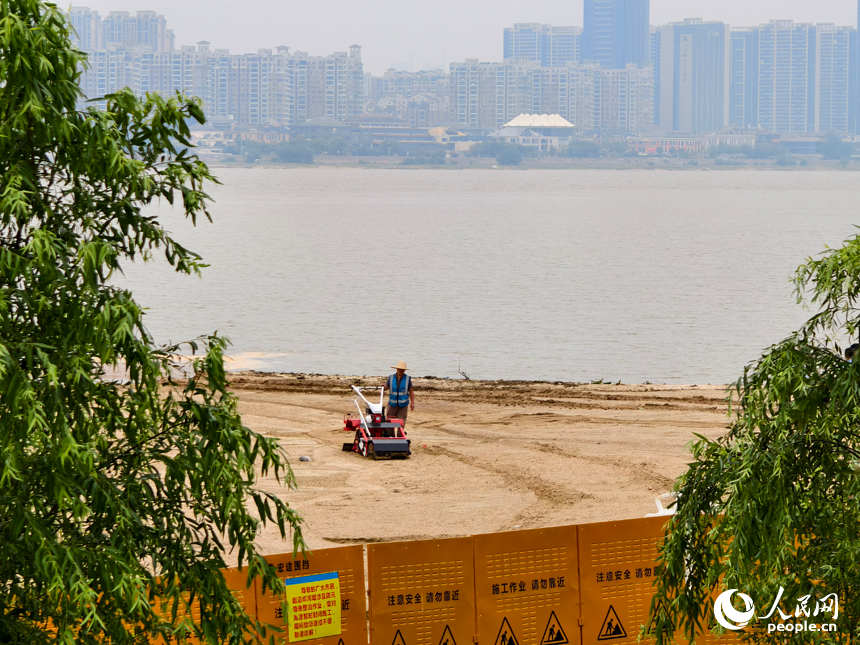 南昌正在加緊建設“兩灘七灣”天然泳場，預計暑假期間開放。人民網記者 時雨攝