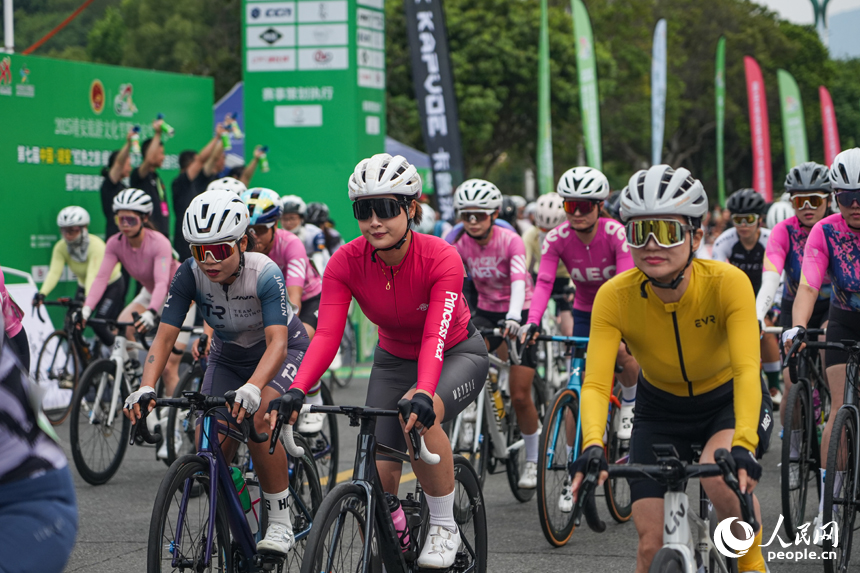 隨著發令槍響，車手們從起點飛馳而出。 人民網涂詩軒攝