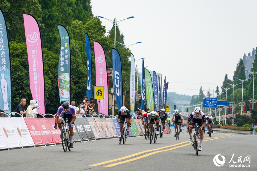 隨著發令槍響，車手們從起點飛馳而出。 人民網涂詩軒攝