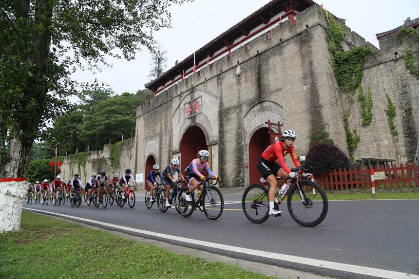 選手們途徑多處旅游景點即文物古跡，仿佛與歲月并肩騎行。 靖安縣融媒體中心供圖