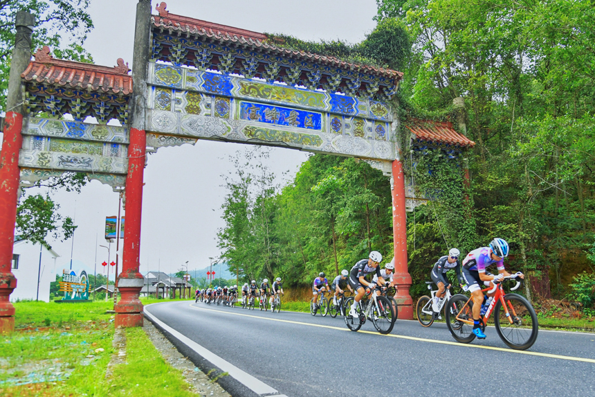 選手們途徑多處旅游景點即文物古跡，仿佛與歲月并肩騎行。 靖安縣融媒體中心供圖