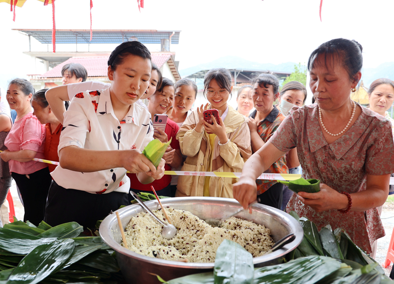 包粽子比賽火熱上演。