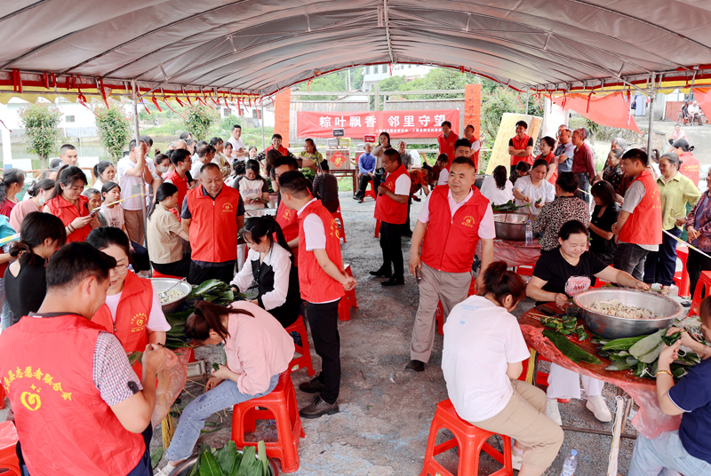 包粽子比賽火熱上演。