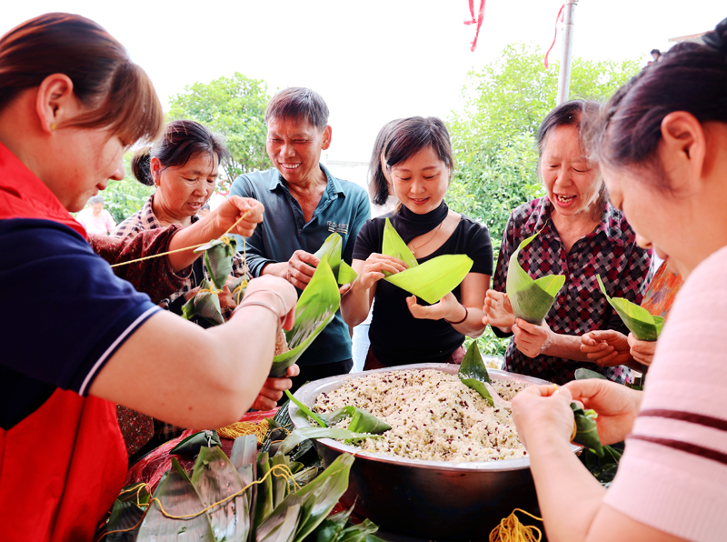 包粽子比賽火熱上演。