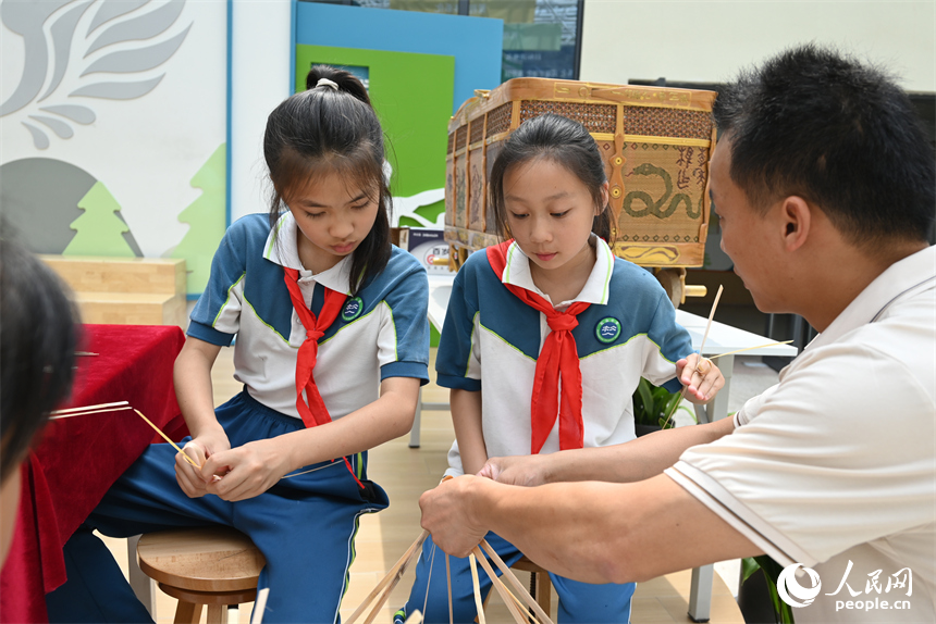 學生們體驗“洞村竹編”項目課程。人民網 孟凡卓攝
