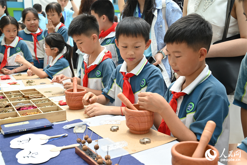 學生們積極參與自制藥香實踐課程。人民網 孟凡卓攝
